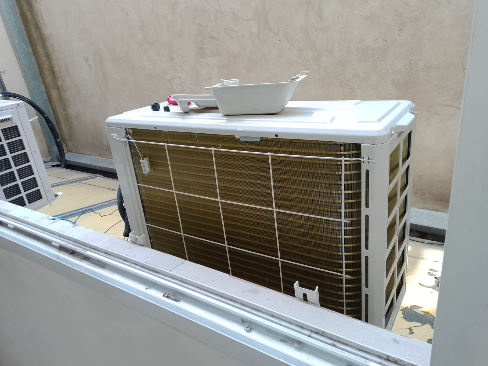 Técnico profesional instalando aire acondicionado split en Buenos Aires - Servicios de climatización Cesar & Javier