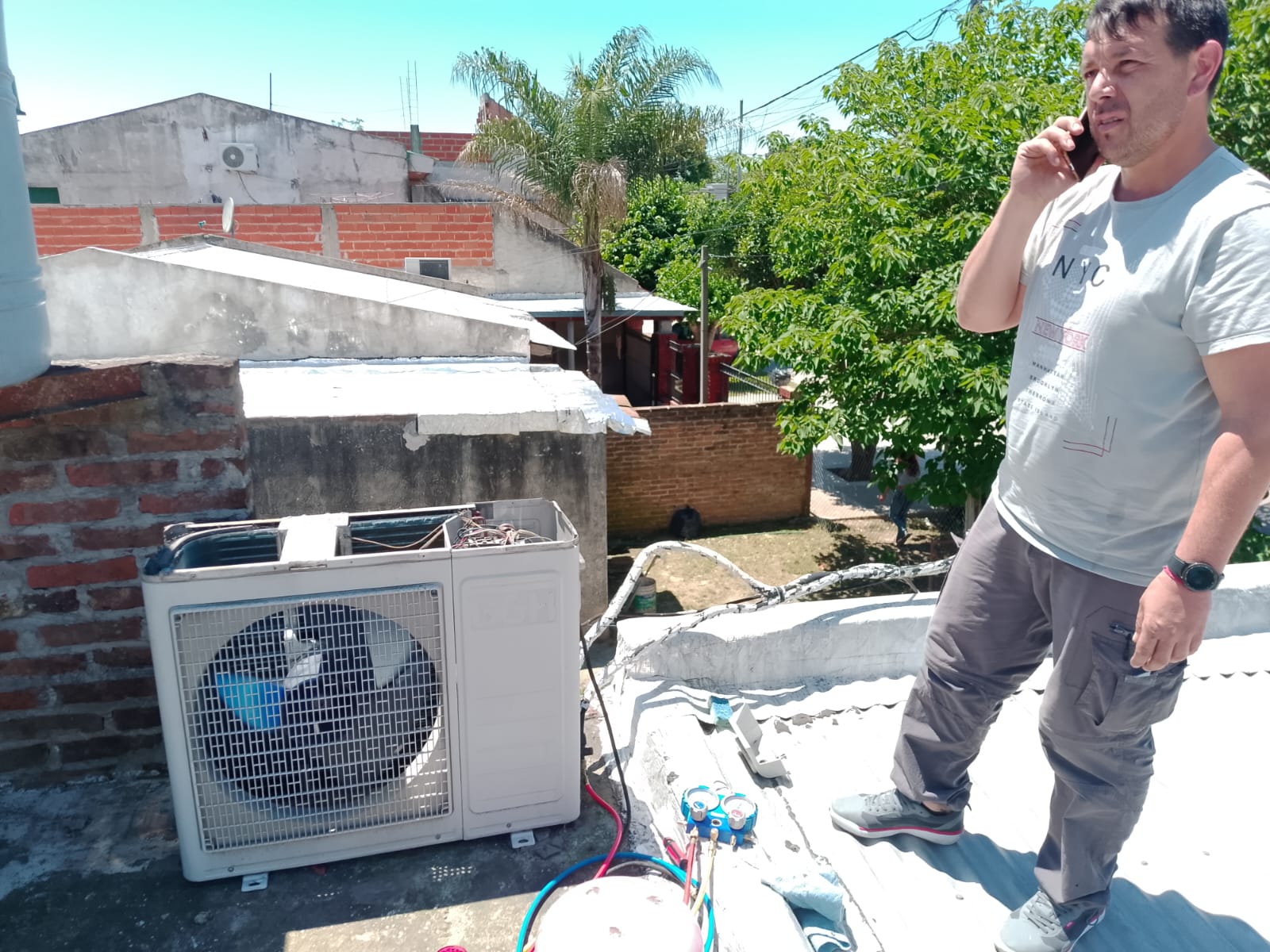 Equipo técnico profesional de Cesar & Javier - Refrigeración realizando mantenimiento de aire acondicionado en Buenos Aires