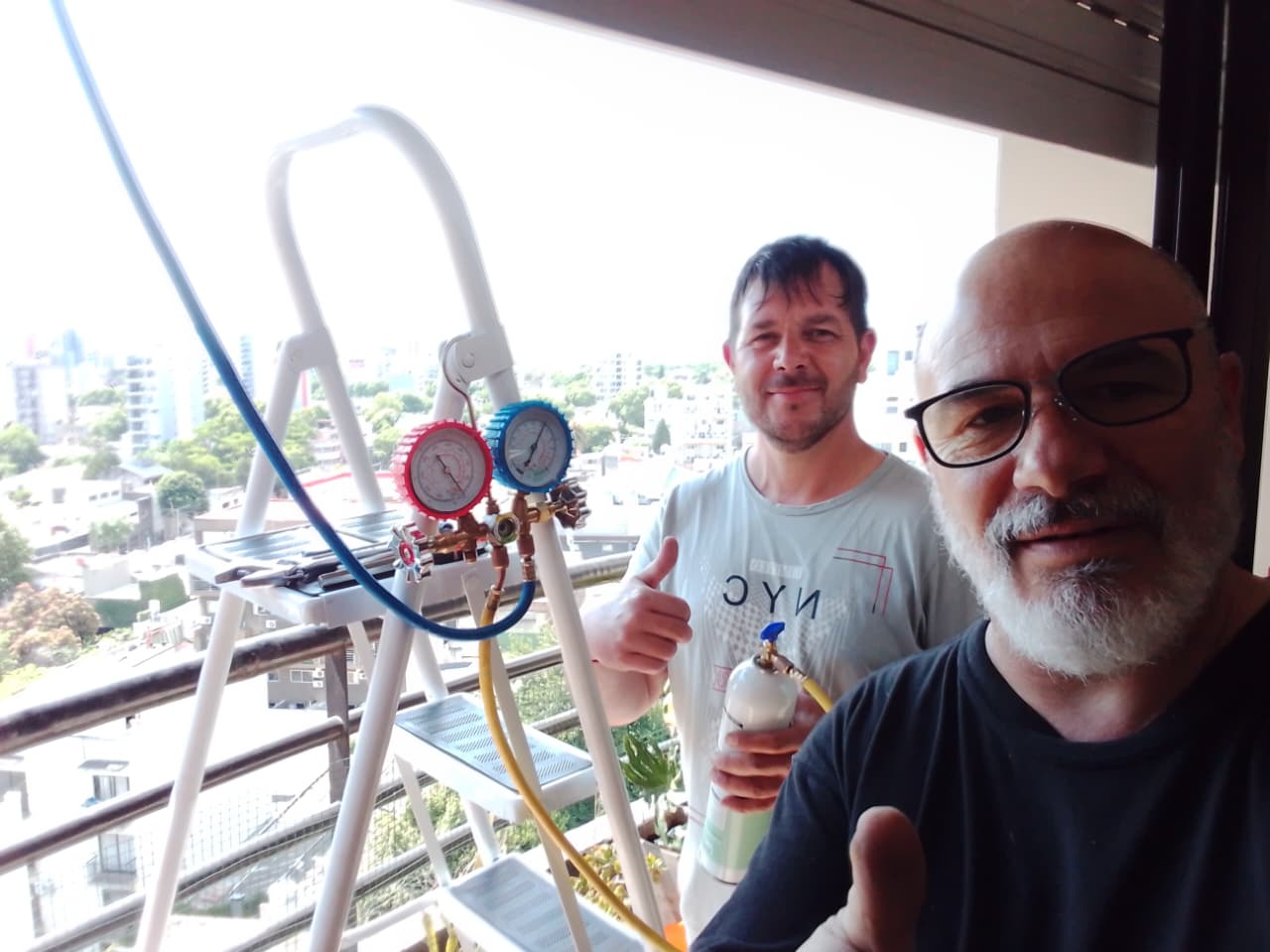 Equipo técnico profesional de Cesar & Javier - Refrigeración realizando mantenimiento de aire acondicionado en Buenos Aires