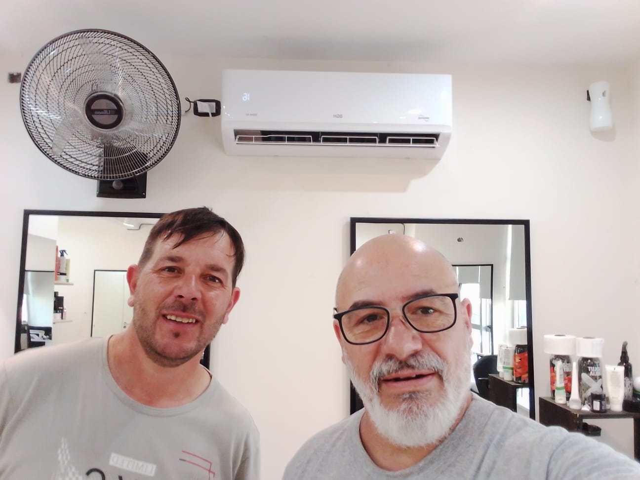 Equipo técnico profesional de Cesar & Javier - Refrigeración realizando mantenimiento de aire acondicionado en Buenos Aires